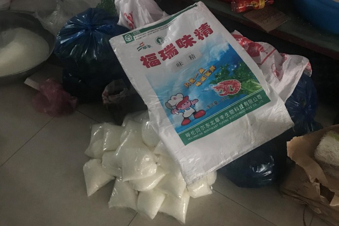 Các bao bột ngọt Trung Quốc với thông tin không rõ ràng là nguyên liệu để sản xuất các sản phẩm giả, kém chất lượng.