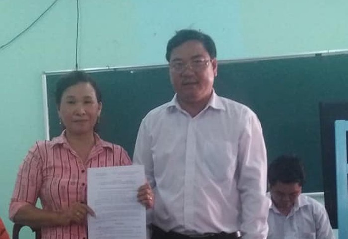 Cô Nguyễn Thị Cảnh trong ngày nhận quyết định nghỉ hưu trước tuổi (Ảnh do tác giả cung cấp)