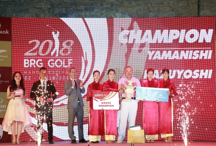 Golf thủ Yamanishi Kazuyoshi nhận cúp vô địch BRG Golf Hà Nội Festival 2018