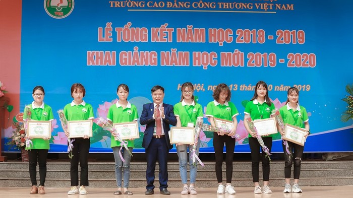 Tiến sĩ Lê Đại Hùng, Chủ tịch Hội đồng quản trị tặng học bổng và các phần quà cho sinh viên năm học mới.