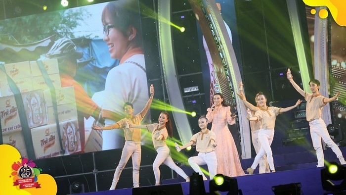 Lễ hội chào mừng 25 năm thành lập của Tân Hiệp Phát còn có sự tham dự của những ca sĩ nổi tiếng như Phi Nhung, Khánh Phương.