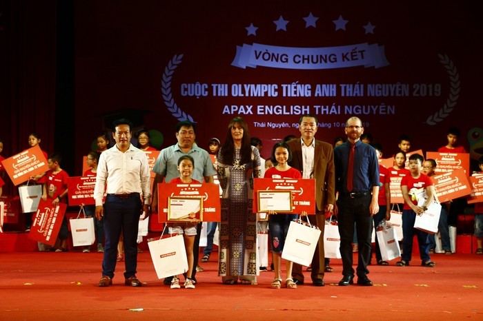 Hai bạn Vũ Ngọc Xuân Hồng (thứ 5 từ trái qua) và Vũ Minh Thu trở thành chủ nhân giải Nhất và giải Nhì Olympic Tiếng Anh Thái Nguyên 2019.