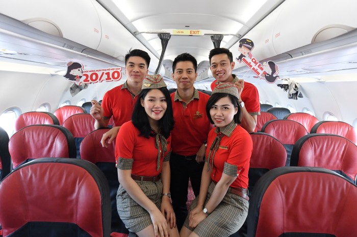 Tiếp viên trẻ trung, xinh đẹp của Vietjet chào đón hành khách một cách đặc biệt trên các chuyến bay nhân Ngày Phụ nữ Việt Nam 20/10