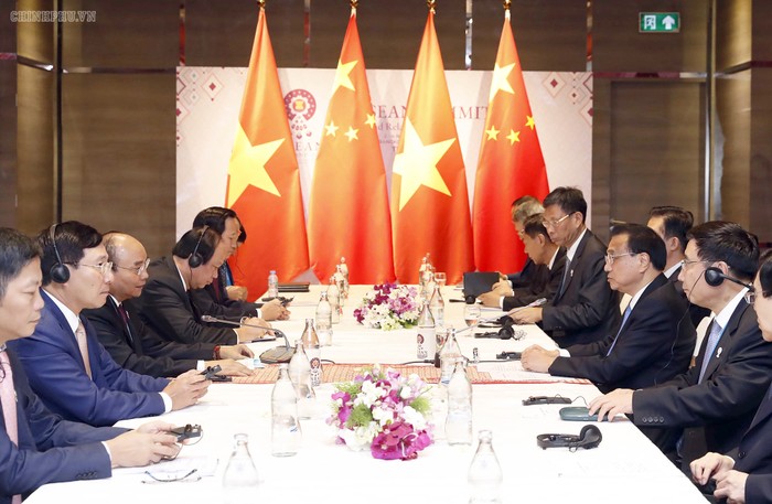 Thủ tướng Nguyễn Xuân Phúc gặp Thủ tướng Quốc vụ viện Trung Quốc Lý Khắc Cường. (Ảnh: VGP)