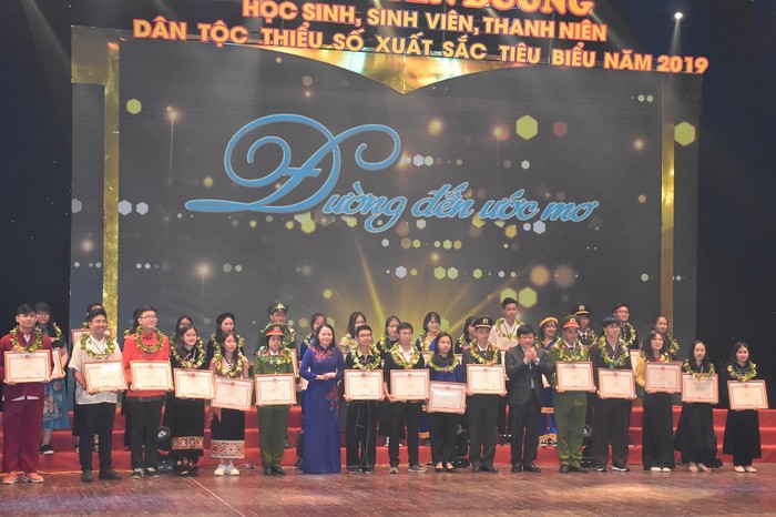 Ông Nguyễn Thế Kỷ và bà Nguyễn Thị Thu Hà - Chủ tịch Hội Liên hợp Phụ nữ Việt Nam - trao bằng khen cho các em sinh viên đạt điểm cao tại kỳ thi Trung học phổ thông Quốc gia 2019. (Ảnh: Đức Minh)