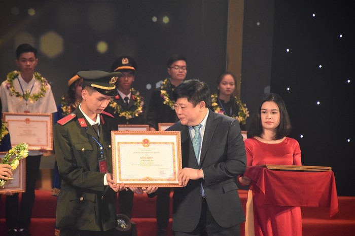 Ông Nguyễn Thế Kỷ trao bằng khen cho các em sinh viên đạt điểm cao tại kỳ thi Trung học phổ thông Quốc gia 2019. (Ảnh: Đức Minh)