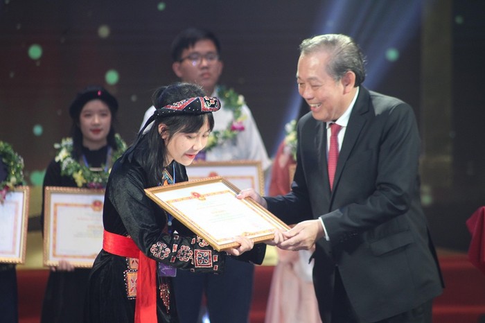 Phó Thủ tướng Trương Hòa Bình trao bằng khen cho các em học sinh đạt giải Nhất, Nhì cuộc thi học sinh giỏi quốc gia năm học 2018-2019. (Ảnh: Lê Huy)