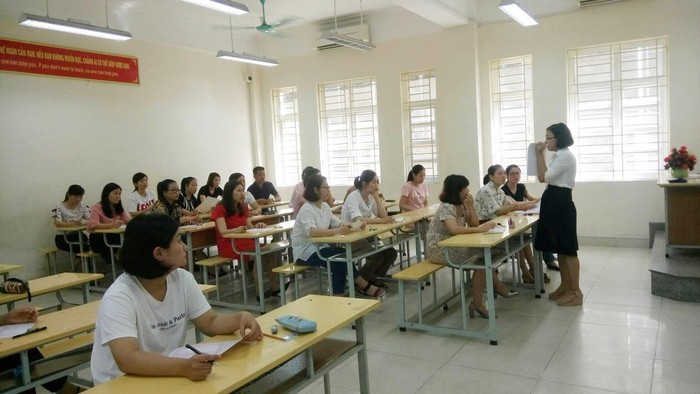 Các giáo viên làm bài thi trắc nghiệm để xét thăng hạng chức danh nghề nghiệp (Ảnh: CTV/Giaoduc.net.vn)
