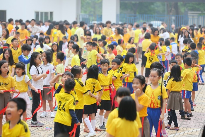 Học sinh cùng đến trường trong trang phục vàng - màu của nhân ái, niềm tin và sự lạc quan.