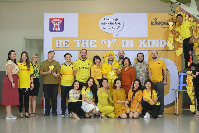 Các giáo viên quốc tế và Việt Nam cùng chụp ảnh với học sinh bên Cây Nhân ái.