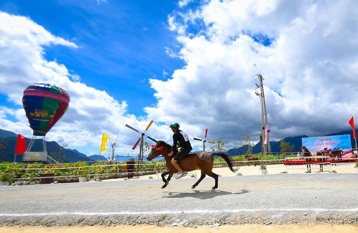 Hàng loạt lễ hội đậm chất Tây Bắc được tổ chức thường xuyên tại Sun World Fansipan Legend (Ảnh: Vó ngựa trên mây)