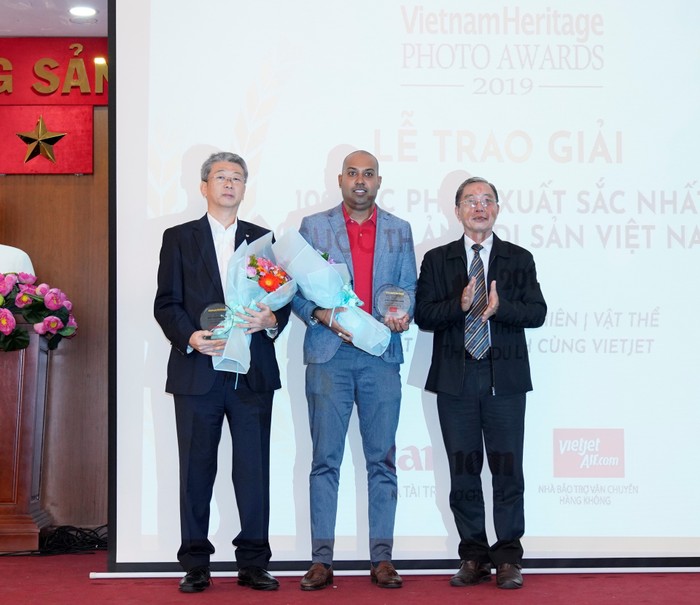 Phó giám đốc Thương mại Vietjet – ông Jay L Lingeswara (giữa) nhận kỉ niệm chương và chia sẻ về chặng đường đồng hành 7 năm qua với chương trình