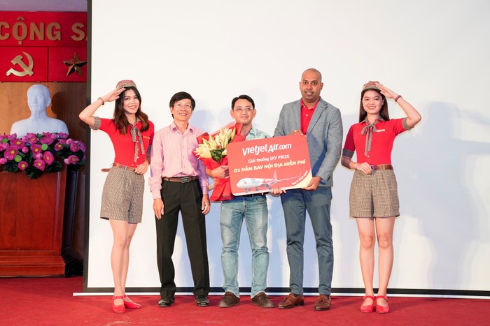 Tác giả Nguyễn Trọng Đợi nhận giải thưởng SKY Prize từ đại diện Vietjet