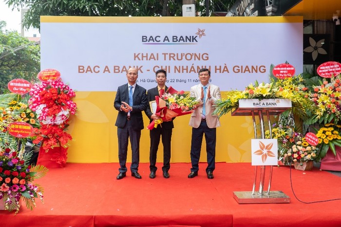 Ông Chu Nguyên Bình, Phó Tổng giám đốc và ông Nguyễn Việt Hanh, Phó Tổng giám đốc BAC A BANK trao quyết định thành lập cho Giám đốc Chi nhánh Hà Giang