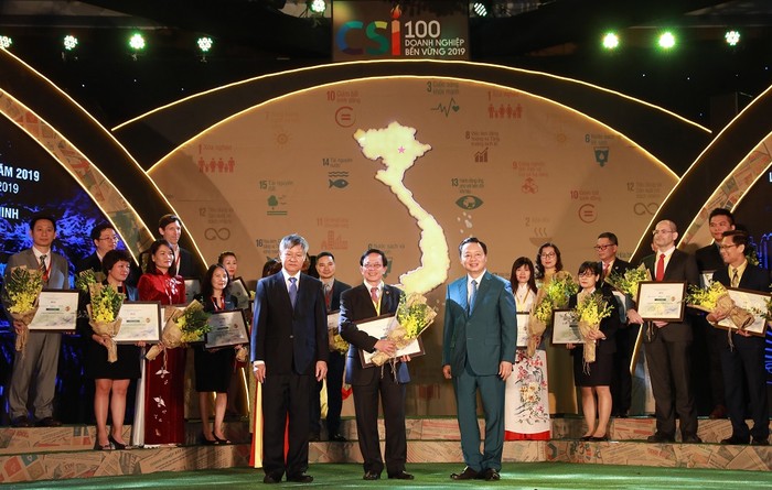 Bộ trưởng Bộ Tài nguyên và Môi trường Trần Hồng Hà (phải) và Phó chủ tịch VCCI - ông Võ Tân Thành (trái) trao Chứng nhận Top 10 doanh nghiệp bền vững 2019 cho đại diện HDBank – ông Nguyễn Thành Đô, Phó Chủ tịch Hội đồng quản trị.
