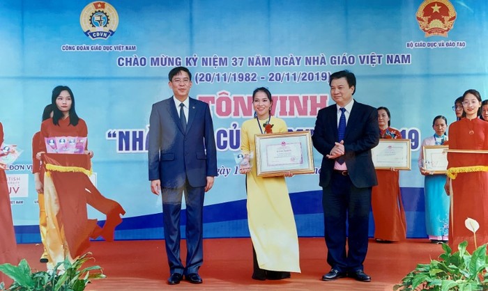 Cô Nguyễn Nữ Thu Thủy nhận bằng khen tại Lễ tri ân, tôn vinh các nhà giáo 2019. (Ảnh NVCC)