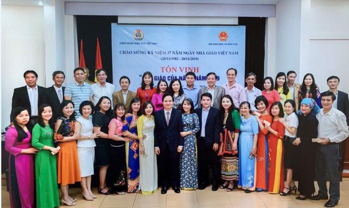 Cô giáo Nguyễn Nữ Thu Thủy (bên phải) Bộ trưởng Phùng Xuân Nhạ trong buổi gặp mặt các thầy cô giáo tiêu biểu, tôn vinh các nhà giáo của năm, năm 2019 (Ảnh: NVCC)
