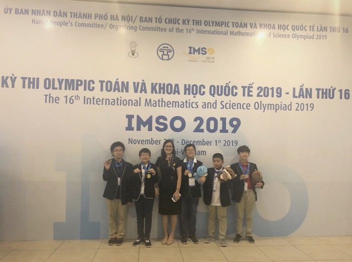 Cô Hiệu phó và 5 học sinh trường Newton trong đội tuyển IMSO Việt Nam giành 2 huy chương vàng, 3 huy chương bạc