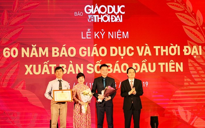 Bộ trưởng Giáo dục và Đào tạo Phùng Xuân Nhạ trao tặng Bằng khen của Bộ trưởng cho tập thể lãnh đạo báo Giáo dục và Thời đại.