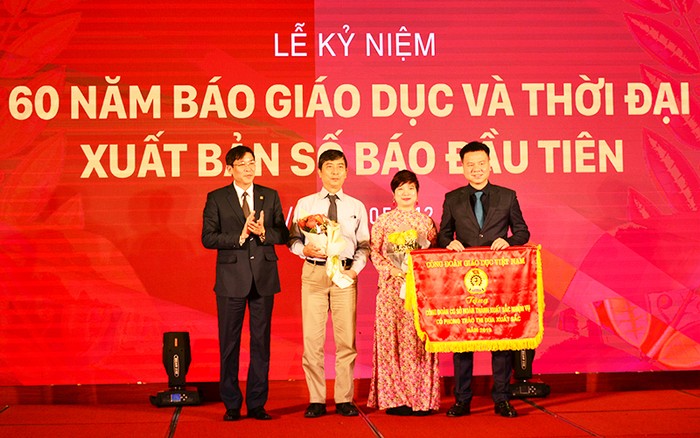 Chủ tịch Công đoàn Giáo dục Việt Nam Vũ Minh Đức trao Cờ thi đua cho Công đoàn Báo Giáo dục và Thời đại.