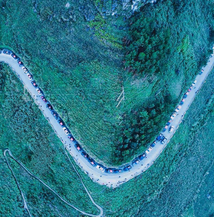 In dấu trên những cung đèo nổi tiếng Hà Giang như núi đôi Quản Bạ, rừng thông Yên Minh, phố cổ Đồng Văn, đèo Mã Pí Lèng…, là hình ảnh ấn tượng của “đoàn xe Quốc kỳ”.