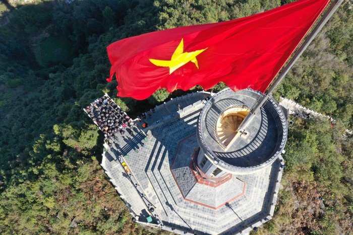 Hơn 300 “fan cứng” VinFast xúc động trong lễ chào cờ trên đỉnh cột cờ Lũng Cú. Được ngắm nhìn lá cờ đỏ sao vàng tung bay kiêu hãnh trong nắng gió vùng biên ải là mong ước của bất kỳ người Việt Nam nào.