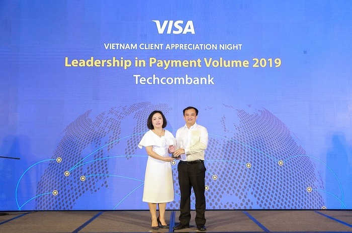 Đại diện Techcombank nhận giải thưởng cao quý nhất cho vị trí số 1 thị trường về doanh số thanh toán qua thẻ Visa.