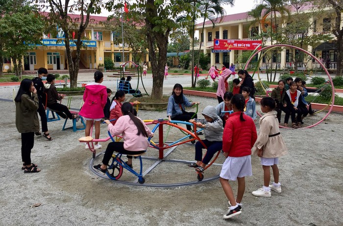 Các em học sinh thích thú chơi trong khu vui chơi do Vietjet tài trợ tại Trường Tiểu học Quảng Thọ