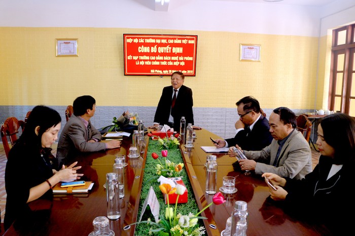 Phó giáo sư, Tiến sĩ Trần Xuân Nhĩ – Phó chủ tịch Hiệp hội công bố quyết định kết nạp Trường Cao đẳng Bách Nghệ Hải Phòng là thành viên chính thức của Hiệp hội.