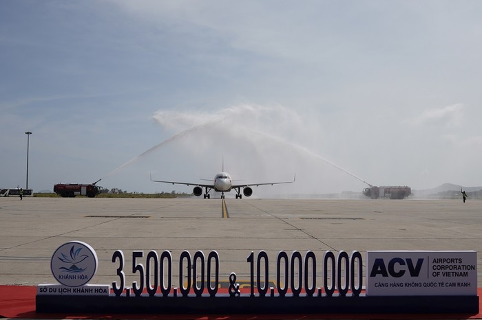 Chuyến bay VJ837 chào đón vị khách thứ 10 triệu và khách du lịch quốc tế thứ 3,5 triệu qua Cảng Hàng không Quốc tế Cam Ranh năm 2019