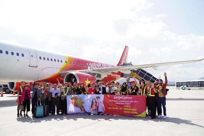 Tại Cảng hàng không quốc tế Đà Nẵng, Phó Tổng giám đốc Vietjet Đỗ Xuân Quang đã tham dự lễ đón và tặng hoa những hành khách đầu tiên trên loạt chuyến bay khai trương của Vietjet.