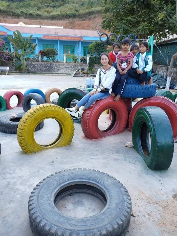 Lốp xe ô-tô cũ giúp học sinh vùng cao vui chơi giải trí (Ảnh: Nguyễn Thị Hường)