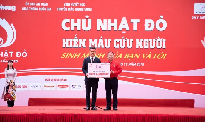 Đại diện Quỹ Vì Tầm Vóc Việt trao biển tài trợ cho Chương trình Chủ nhật Đỏ 2020