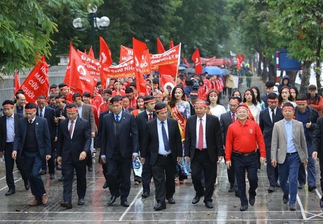 Phó Thủ tướng thường trực Chính phủ Trương Hòa Bình cùng Ban tổ chức và các vị khách mời diễu hành tại buổi lễ