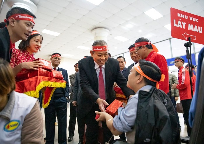 Phó Thủ tướng Thường trực Chính phủ Trương Hòa Bình thăm hỏi và tặng quà tình nguyện viên tham gia hiến máu