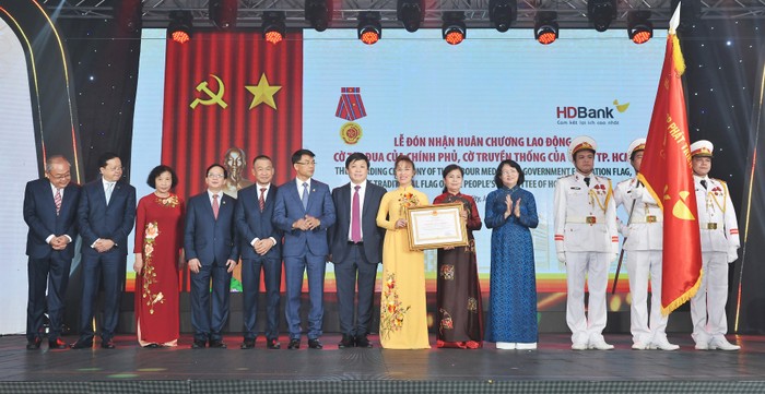 Bà Đặng Thị Ngọc Thịnh - Phó Chủ tịch nước trao Huân chương Lao động cho Ban lãnh đạo HDBank.
