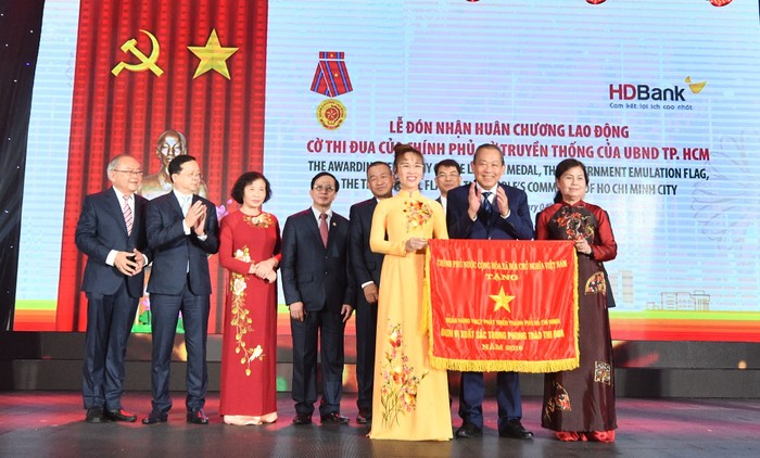 Ông Trương Hoà Bình - Phó Thủ tướng thường trực Chính Phủ nước CHXHCN Việt Nam trao Cờ thi đua của Chính phủ cho Ban Lãnh đạo HDBank.