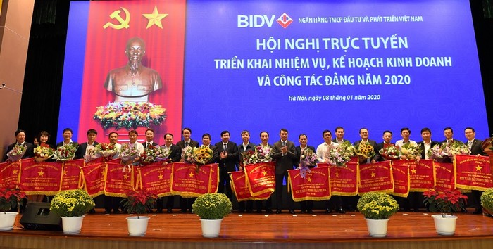 Thống đốc Ngân hàng Nhà nước trao cờ thi đua cho các đơn vị BIDV.