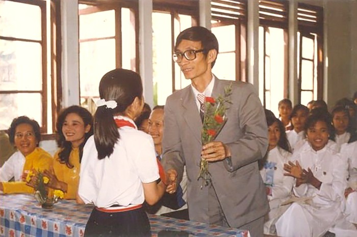 Thầy Nguyễn Xuân Khang nhận đóa hoa tri ân từ học trò. (Ảnh: Nhân vật cung cấp)
