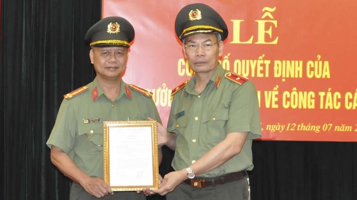 Thiếu tướng Đỗ Văn Hoành (bên phải), Chánh Thanh tra Bộ Công an được bổ nhiệm làm Chánh Văn phòng Cơ quan Cảnh sát Điều tra Bộ Công an. (Ảnh: Toquoc.vn)