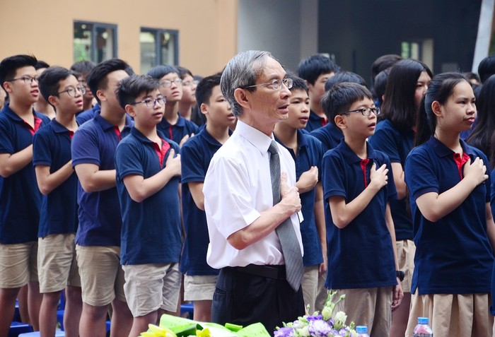 Thầy Nguyễn Xuân Khang cùng học trò chào cờ trong lễ khai giảng