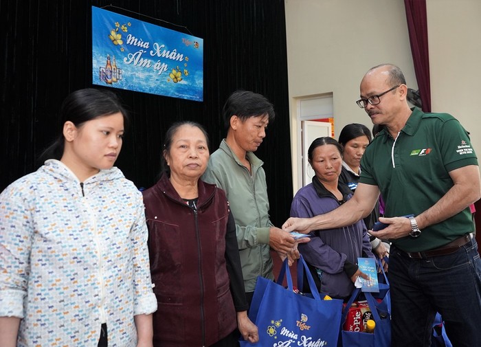 Ông Trần Minh Triết, Phó Tổng Giám đốc Điều Hành HEINEKEN Vietnam, trao quà cho gia đình khó khăn.