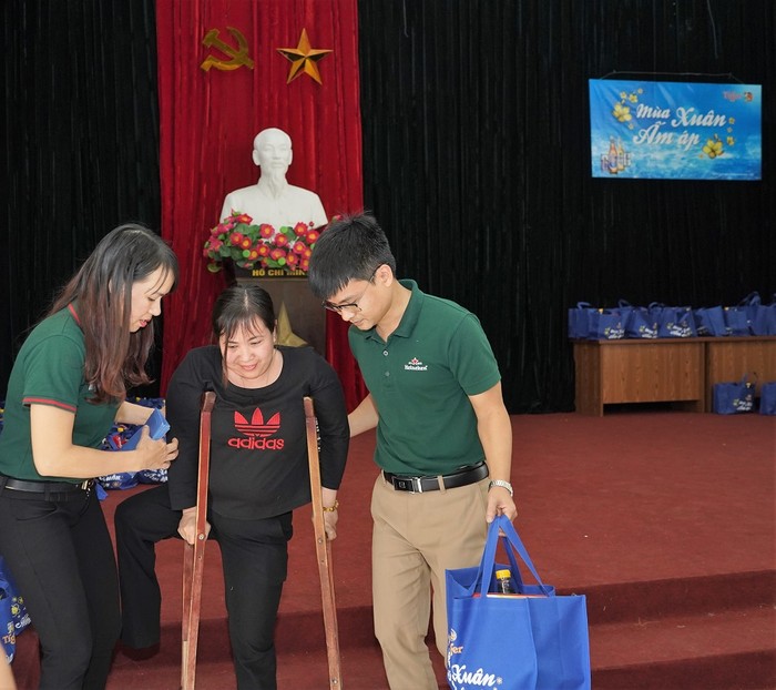 Nhân viên HEINEKEN Việt Nam quan tâm, giúp đỡ người dân.