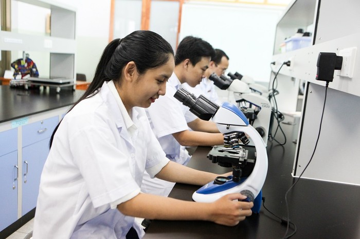 Từ 2009, Trường Đại học Tôn Đức Thắng đã chuẩn bị việc nghiên cứu theo chuẩn quốc tế và đầu tư các phòng thí nghiệm trọng điểm