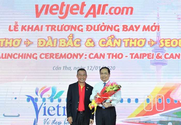 Giám đốc Điều hành Vietjet Lưu Đức Khánh và Phó Tổng giám đốc Vietjet Đỗ Xuân Quang gửi lời cảm ơn tới đại diện lãnh đạo thành phố Cần Thơ đã tạo điều kiện tối đa để hãng phát triển mạng bay tại vùng Đồng bằng sông Cửu Long