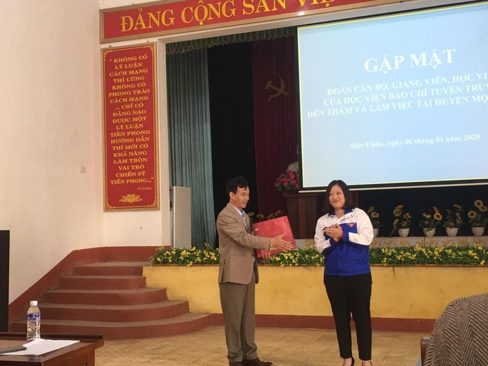 Đoàn Thanh niên huyện Mộc Châu có món quà đặc sản quê nhà tặng thầy trò Học viện Báo chí và Tuyên truyền