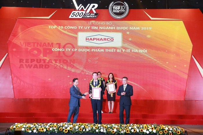 Ông Đinh Văn Đông, Tổng Giám đốc Hapharco nhận chứng nhận Top 10 Công ty uy tín ngành Dược năm 2019