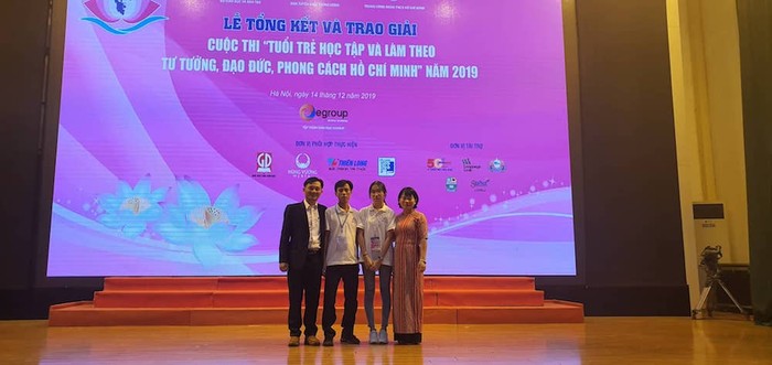 Thầy giáo Mai Thanh Thương - thứ hai từ trái sang - tại lễ trao giải cuộc thi &quot;Tuổi trẻ học tập và làm theo tư tưởng, đạo đức, phong cách Hồ Chí Minh” năm 2019 tại Hà Nội (Ảnh: Nhân vật cung cấp)