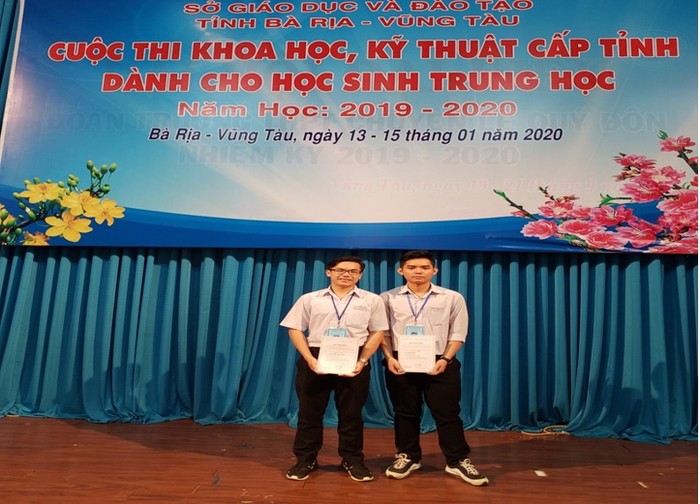 Em Đinh Hữu Thiên Phúc (bên trái) và em Phạm Hùng tại cuộc thi Khoa học kỹ thuật tỉnh Bà Rịa – Vũng Tàu năm học 2019 - 2020