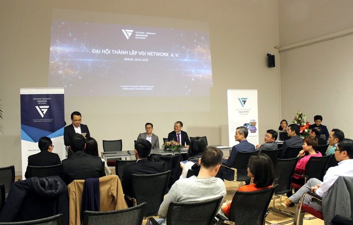 Tiến sĩ Nguyễn Việt Anh (TU Berlin) giới thiệu chủ tịch đoàn, thư ký đoàn và chương trình đại hội